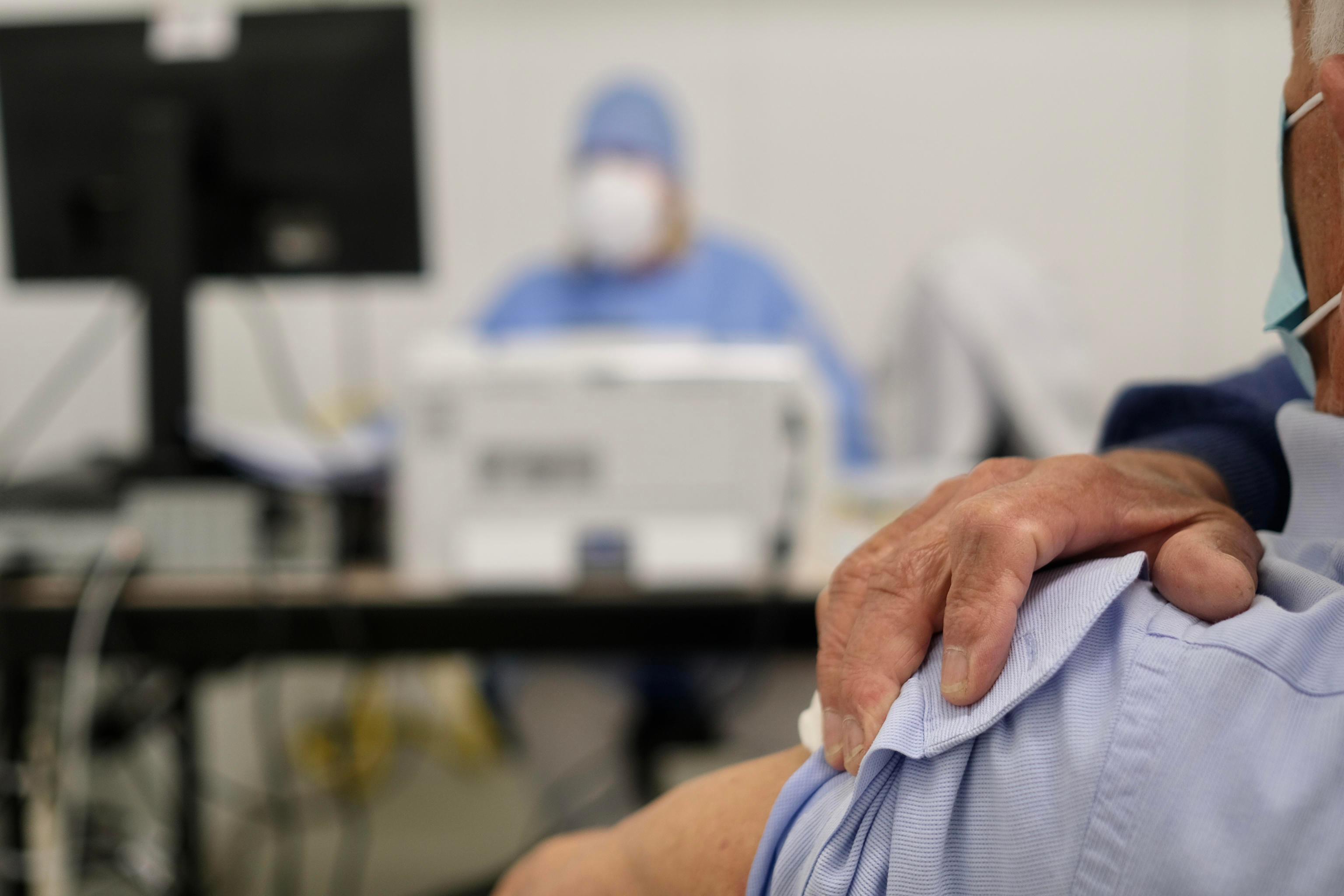 Vaccini in Toscana, per gli over 80 anche la prenotazione online e un numero verde