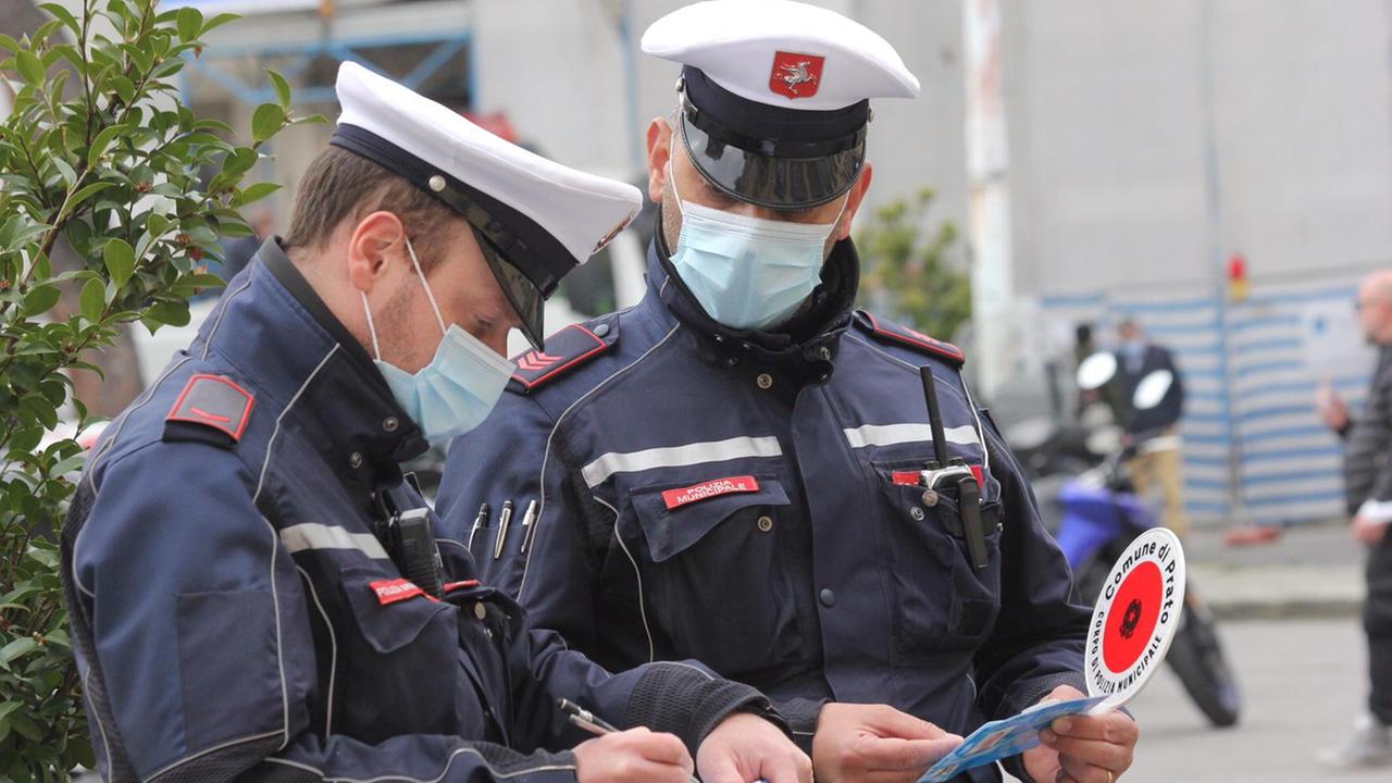 Tiene aperto nonostante i divieti: ristoratore multato insieme a sei clienti