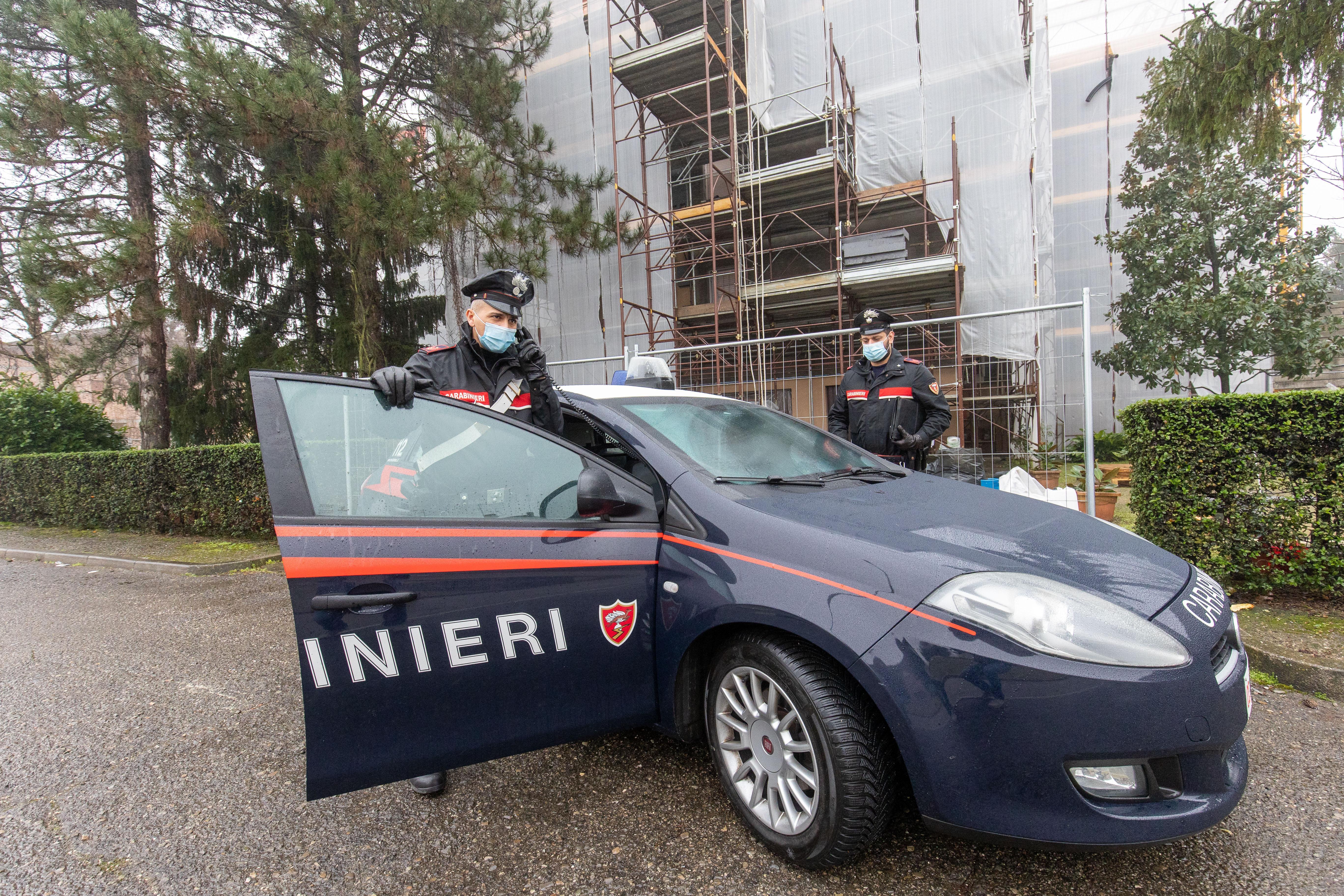 Cento, chiama i carabinieri e dice di essere in pericolo. Ma è uno scherzo