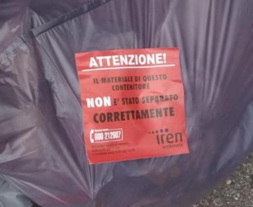 Reggio Emilia, rifiuti selvaggi per le strade: «Colpa di inciviltà e residenze fantasma» 