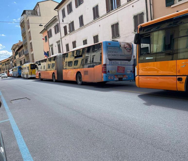Bus si blocca, maxi coda nella corsia riservata 