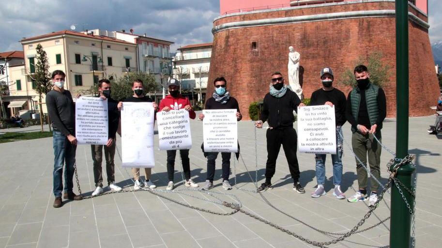 Luna park, gestori incatenati in piazza a Forte: «Chiediamo solo di lavorare»