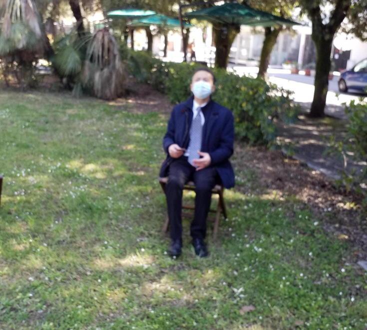 Si siede in piazza per fermare l’installazione dei bagni pubblici
