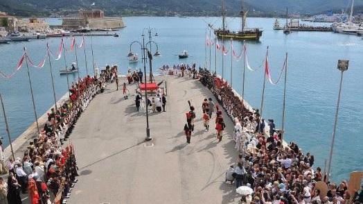 Domani in regalo la foto del bicentenario Si rievoca lo sbarco di Napoleone all’Elba