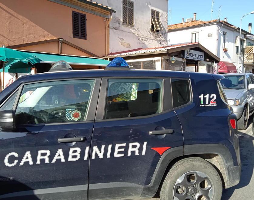 I carabinieri sequestrano alcune scatole di farmaci