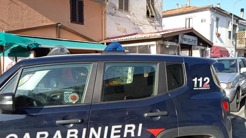 I carabinieri sequestrano alcune scatole di farmaci