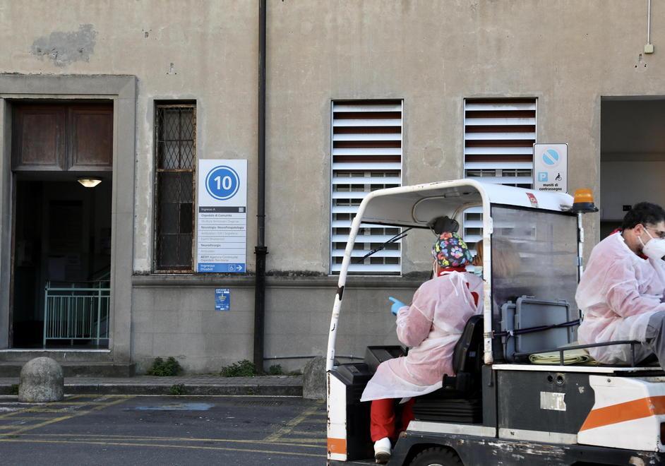 La denuncia dell'’ex primario di Psichiatria: «Paziente morto a Livorno dopo una settimana legato ad un letto» 