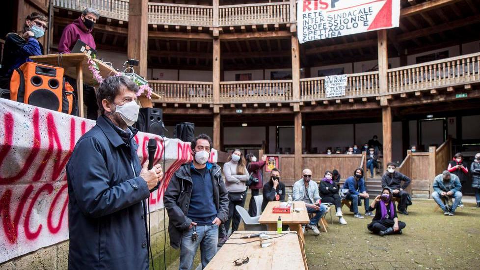 L’idea del ministro: negli stadi il calcio ma anche i concerti