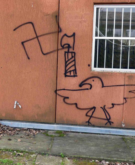 Il Pd pungola la giunta: scritte nazi non rimosse