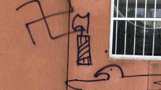 Il Pd pungola la giunta: scritte nazi non rimosse
