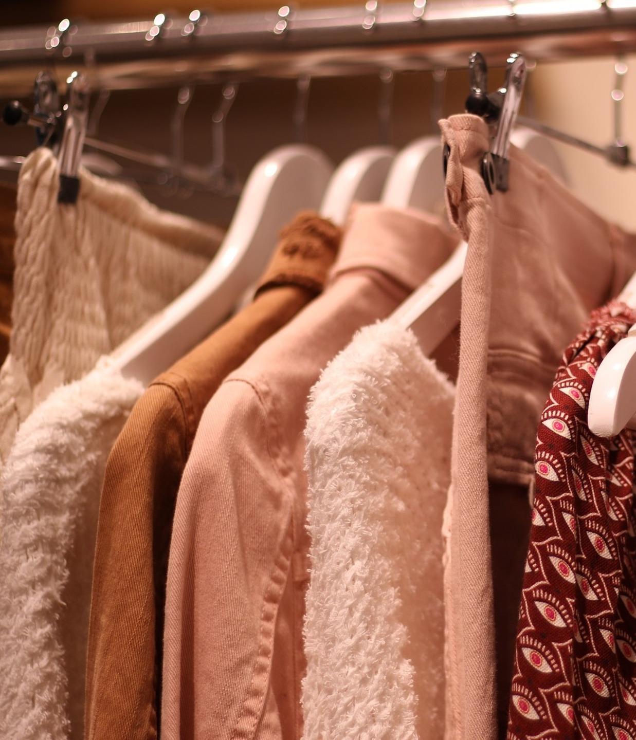 Addetti pulizie in boutique, fabbri e operai