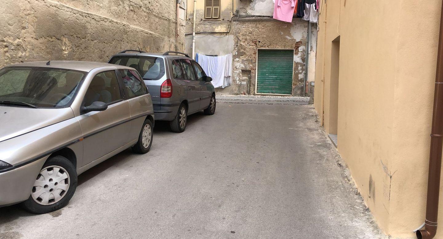 Strada ostruita dalle auto i tamponi restano a scuola 