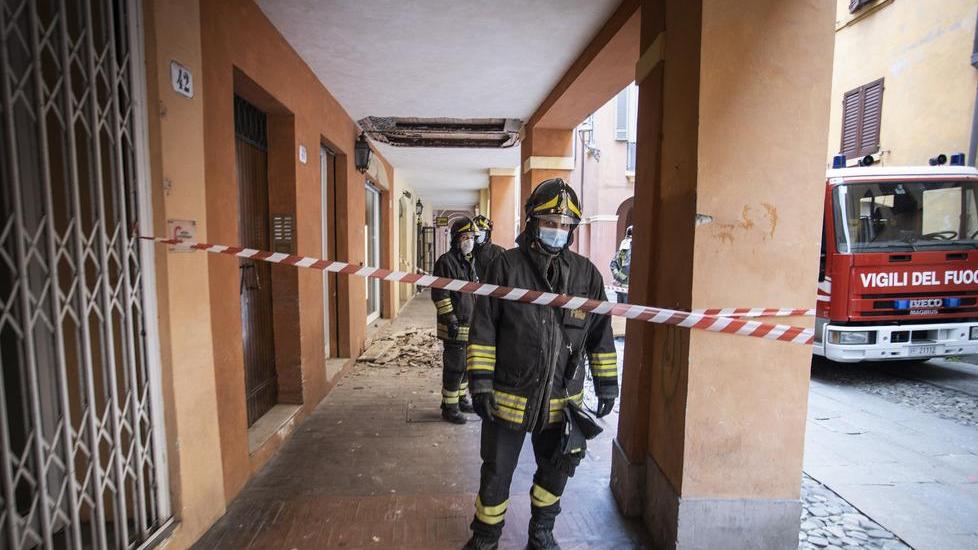Modena In via Carteria crolla un pezzo di porticato: sfiorata la tragedia