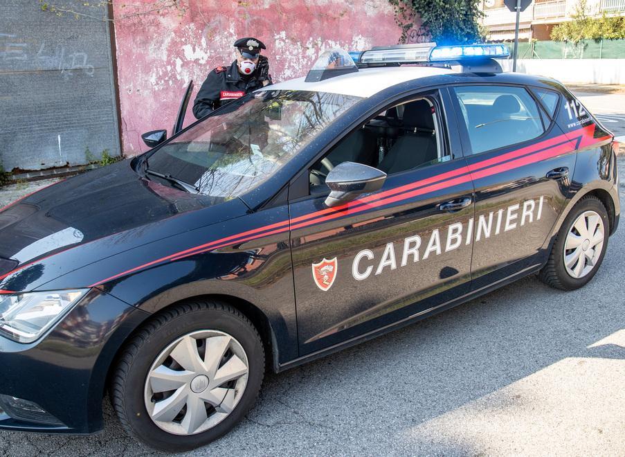 Studente fuori controllo prende a calci l’auto dei carabinieri 