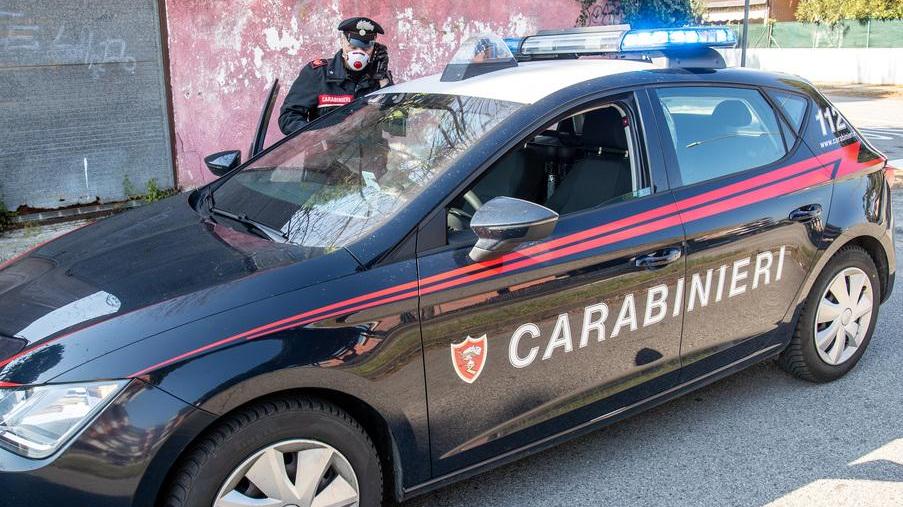 Studente fuori controllo prende a calci l’auto dei carabinieri