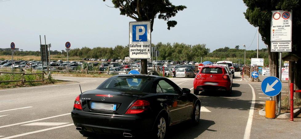 Ingresso automatizzato e tariffa oraria: ecco come cambia l’area sosta per le Spiagge Bianche 