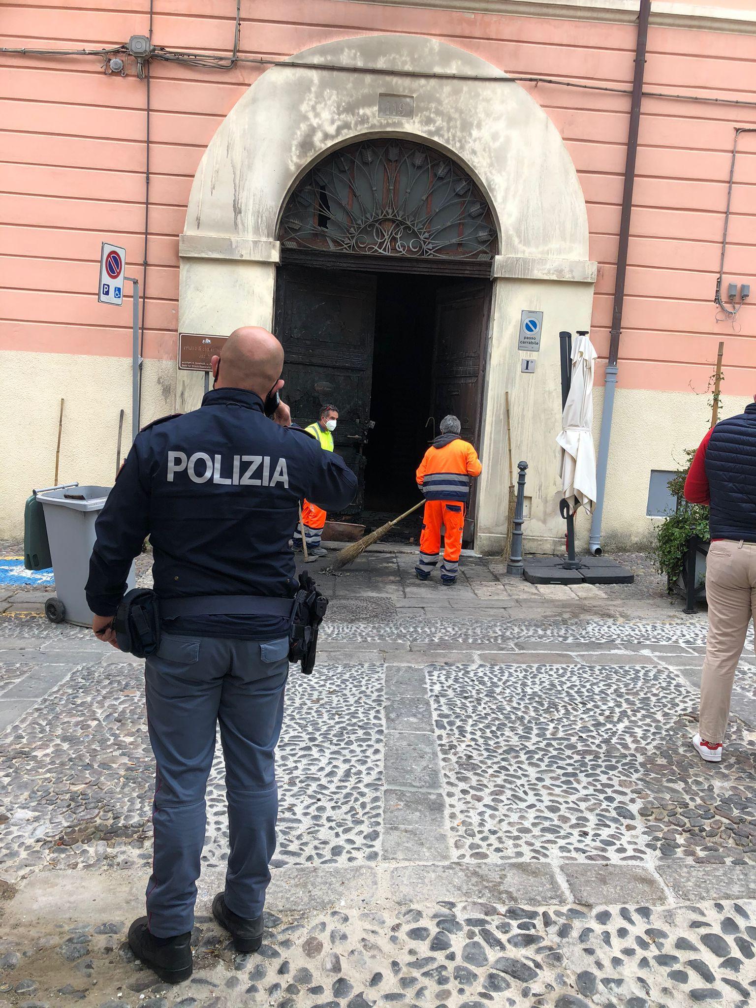 Attentato a Sassari: dato alle fiamme il portone del Circolo Sassarese