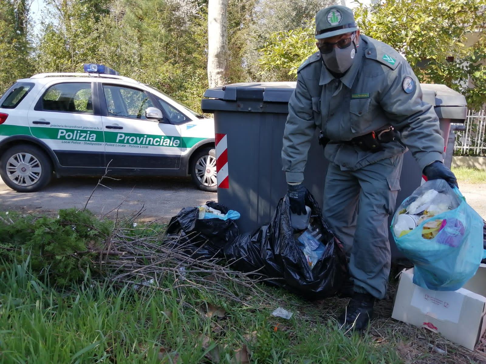 Lido Pomposa, sanzione a una donna che abbandona sacco di rifiuti