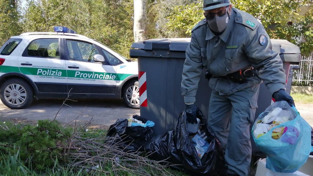 Lido Pomposa, sanzione a una donna che abbandona sacco di rifiuti