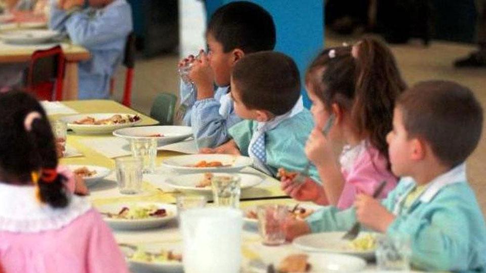 Mense, ultimatum ai genitori: «Pagate gli arretrati o niente servizio a scuola»