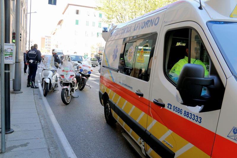 Un'ambulanza della Misericordia in piazza Mazzini (foto d'archivio)