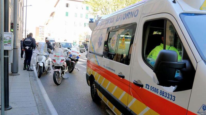 Un'ambulanza della Misericordia in piazza Mazzini (foto d'archivio)