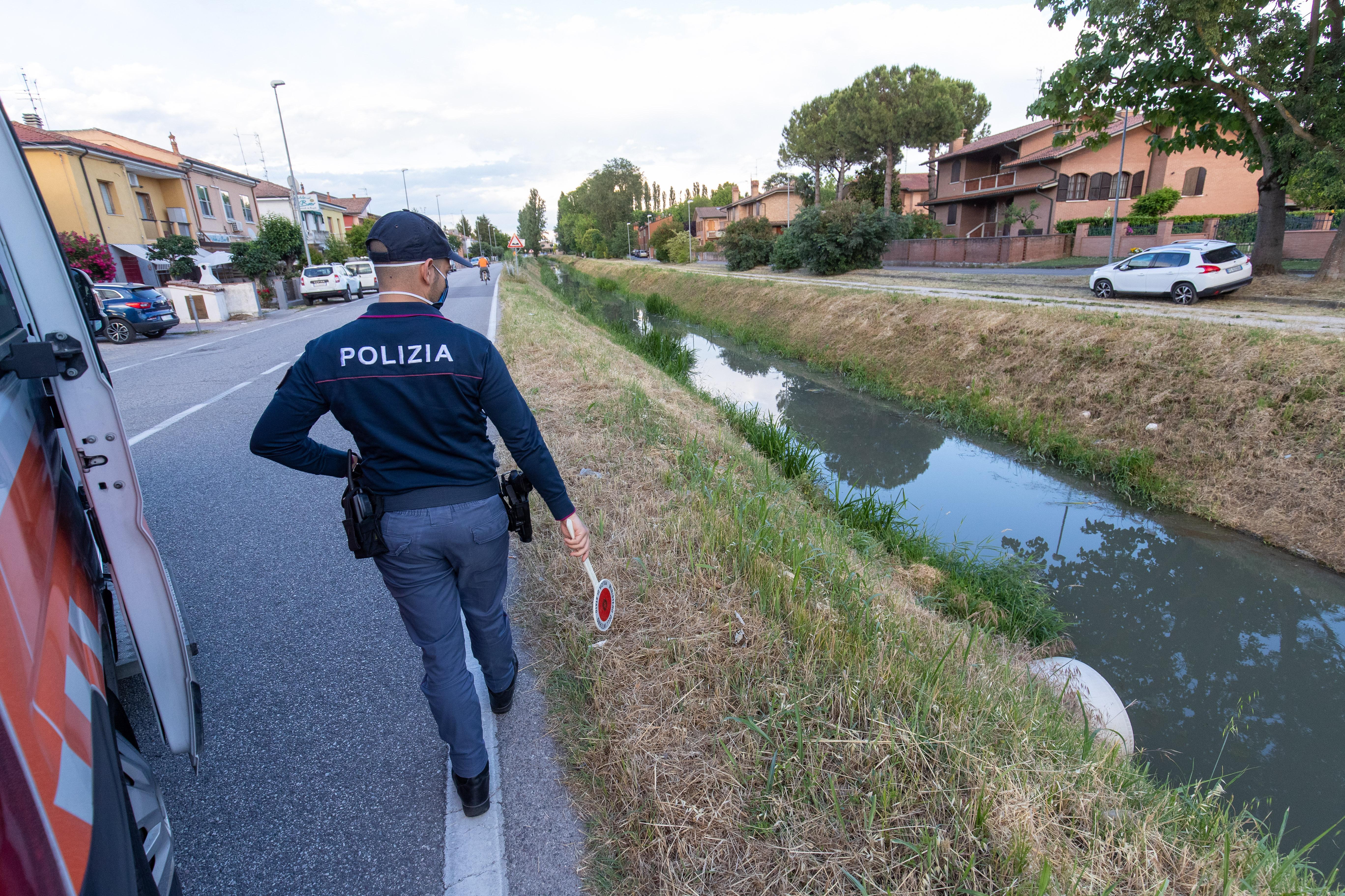 Ferrara, agenti della polizia di Stato salvano un uomo che stava per cadere nel canale