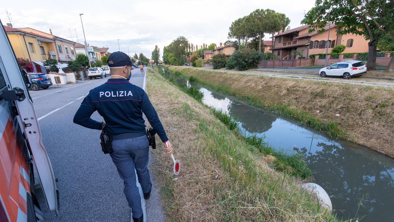 Ferrara, agenti della polizia di Stato salvano un uomo che stava per cadere nel canale