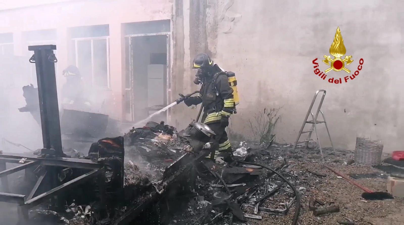 Paura a Maracalagonis: s'incendia il camper in un cortile