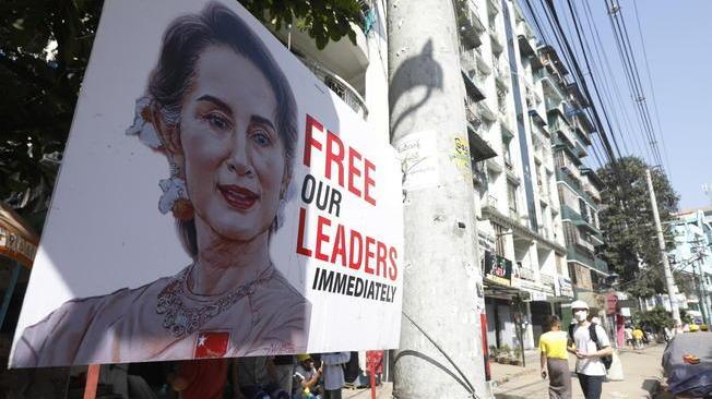 Birmania: opposizioni creano governo ombra,c'è anche Suu Kyi