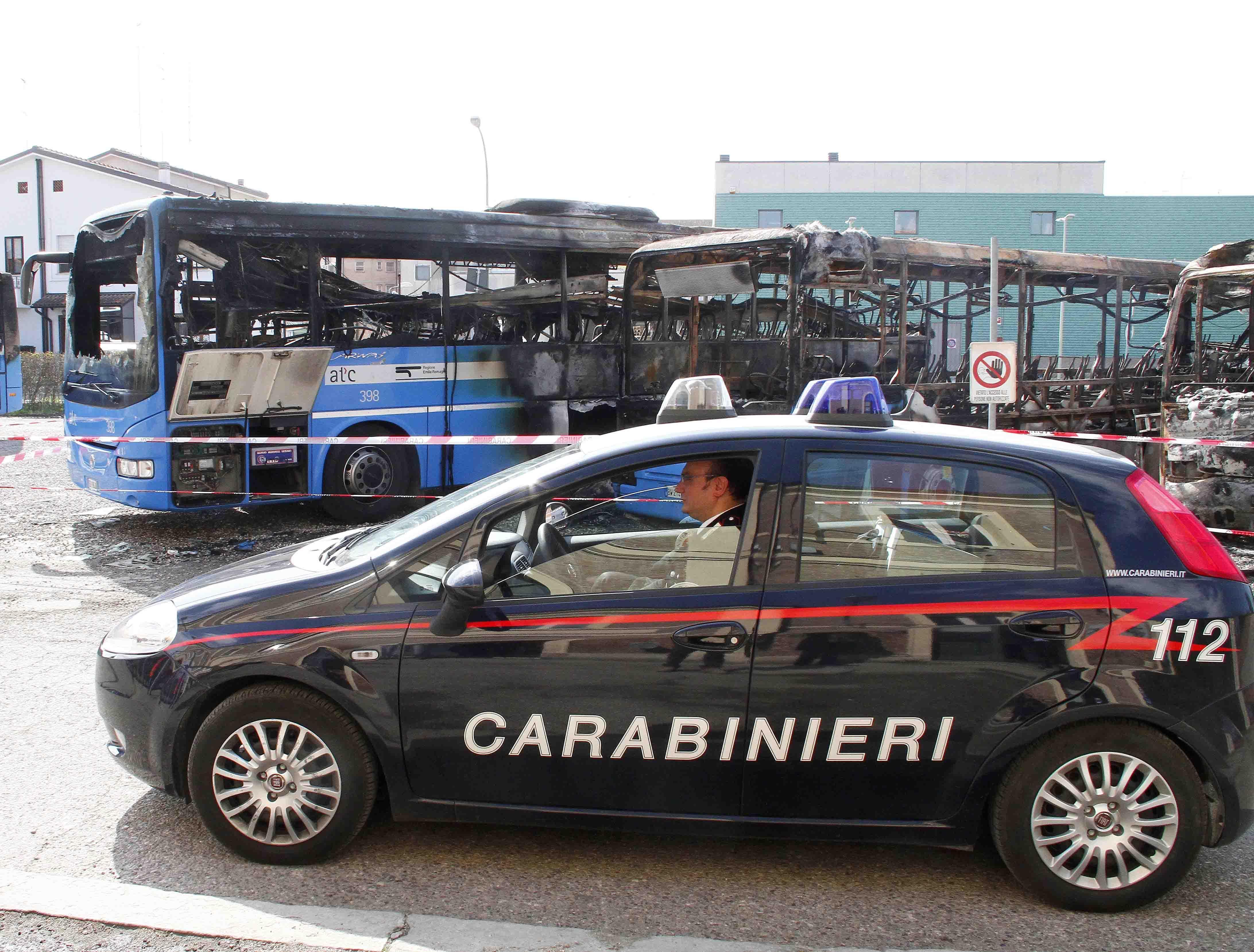 Copparo, vede l'ex fidanzata parlare con l'autista e prende a calci il bus