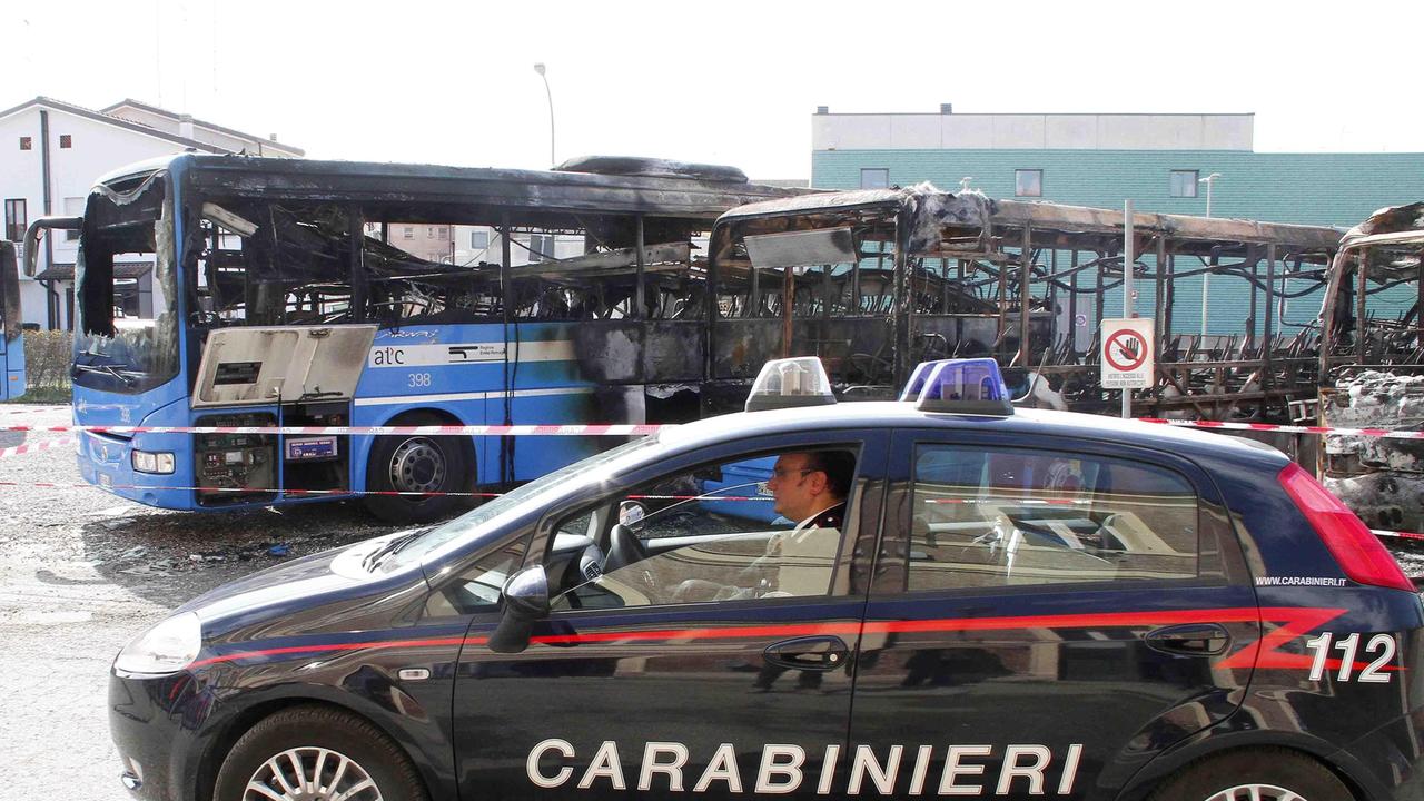 Copparo, vede l'ex fidanzata parlare con l'autista e prende a calci il bus