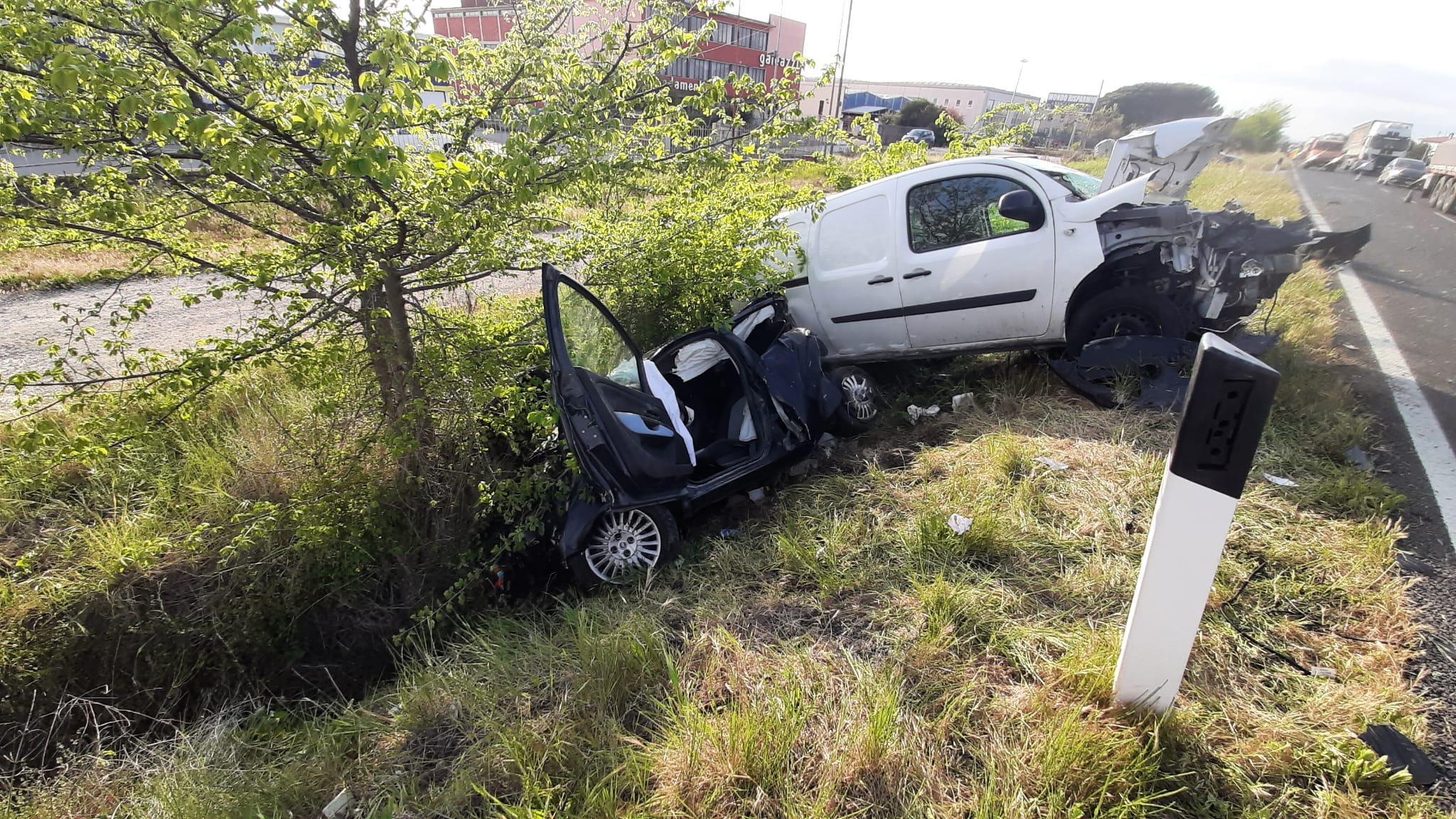 Le auto coinvolte nell'incidente (foto Enzo Russo)