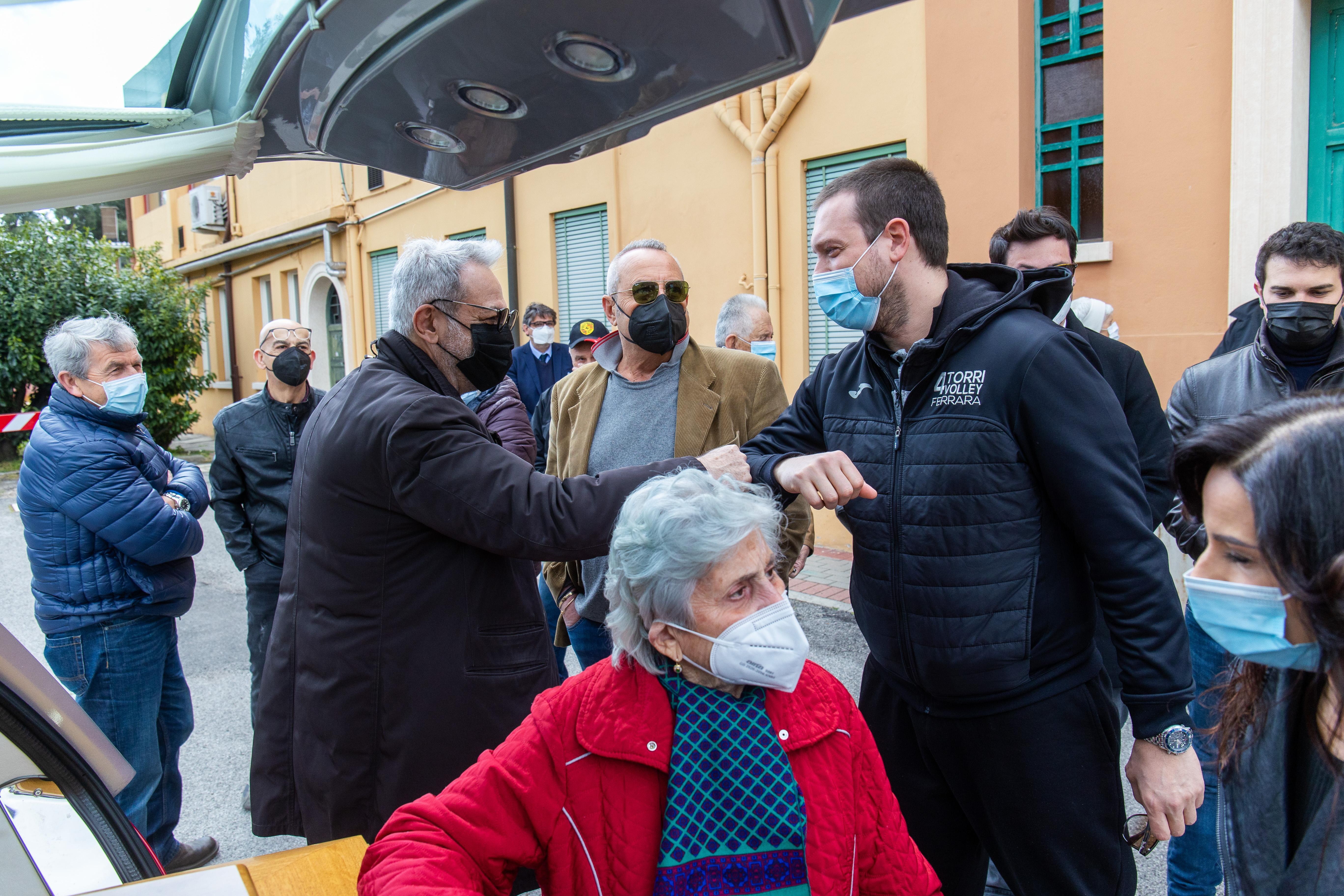 Ferrara, tanta gente per l'ultimo saluto all'amato Luciano