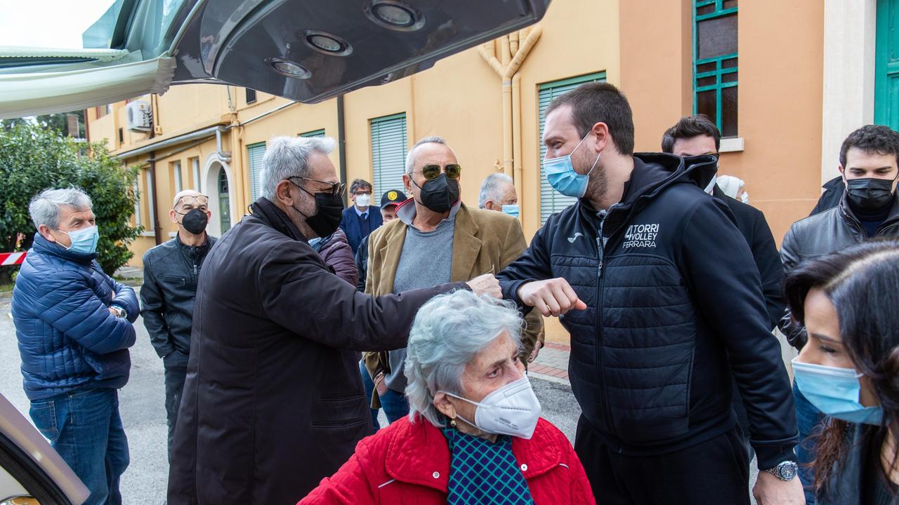 Ferrara, tanta gente per l'ultimo saluto all'amato Luciano