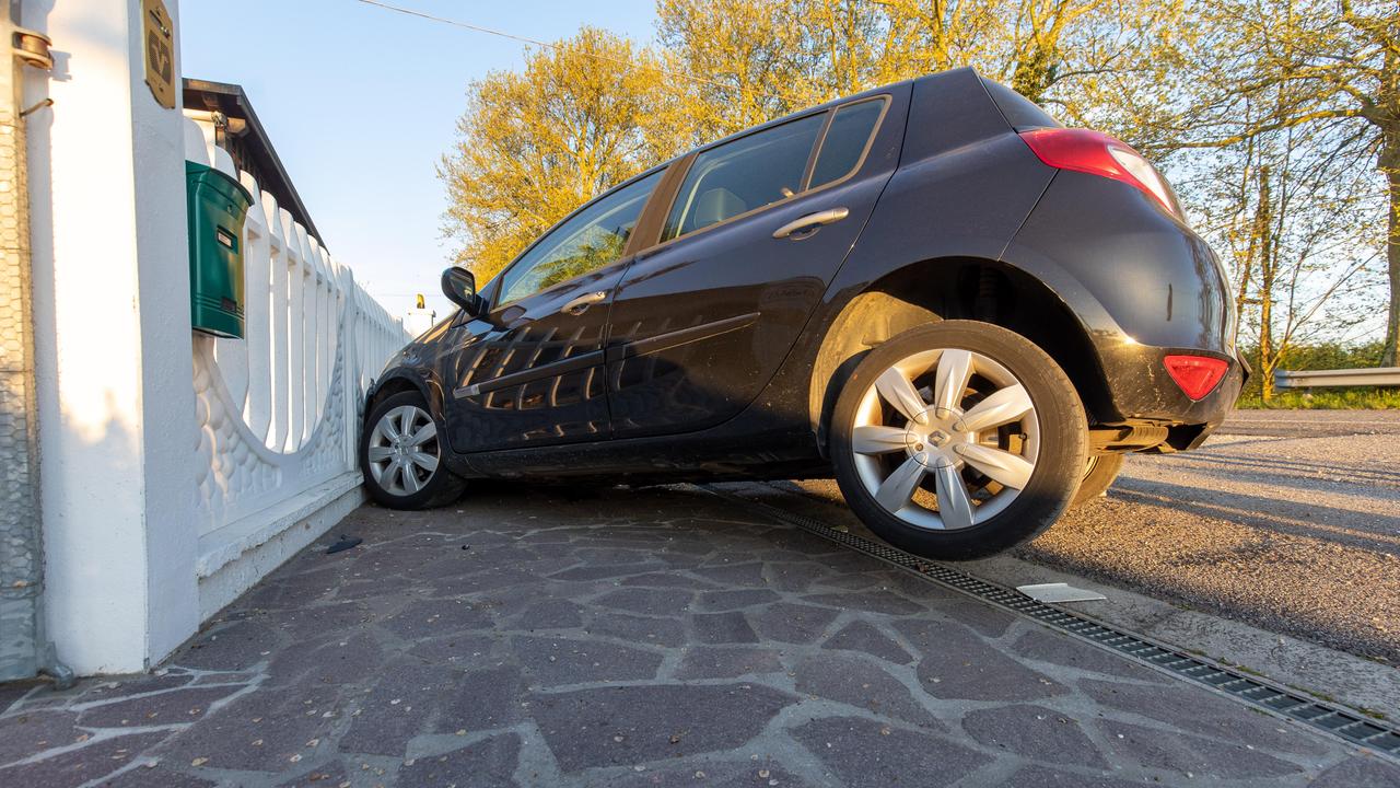 Quartesana, rocambolesco scontro fra tre auto con una ragazza ferita