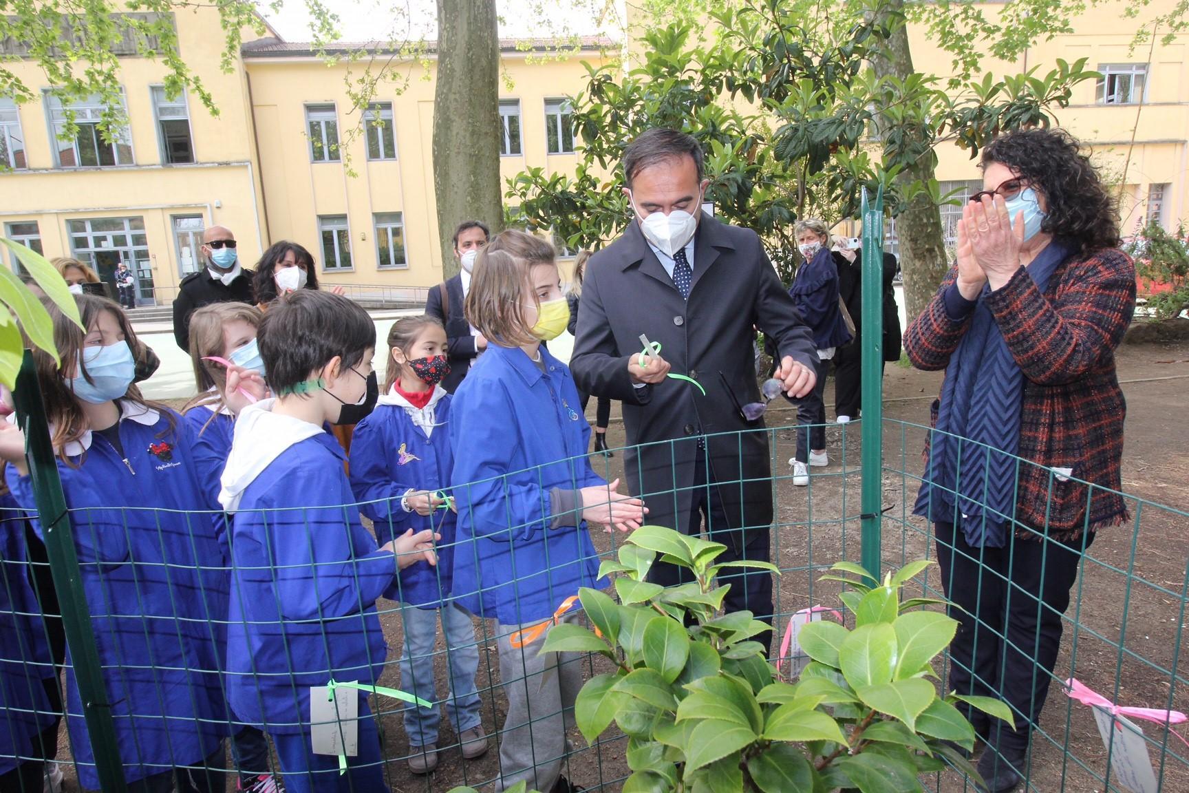 Gli alunni della Cesare Guasti col sottosegretario Sasso e la preside Ciambellotti nel giardino della scuola