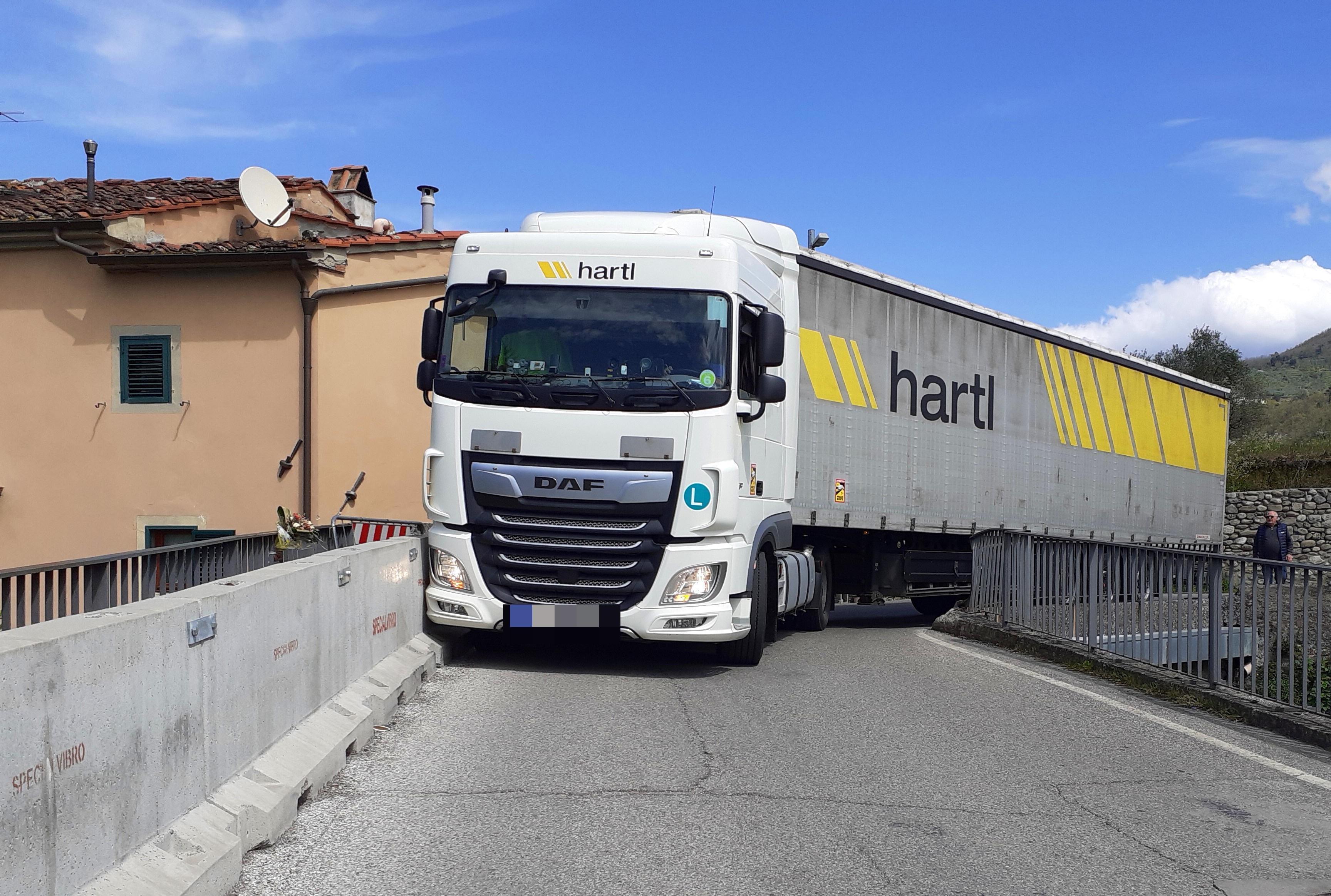 Camion rimane incastrato sul ponte dei carabinieri, a Candeglia