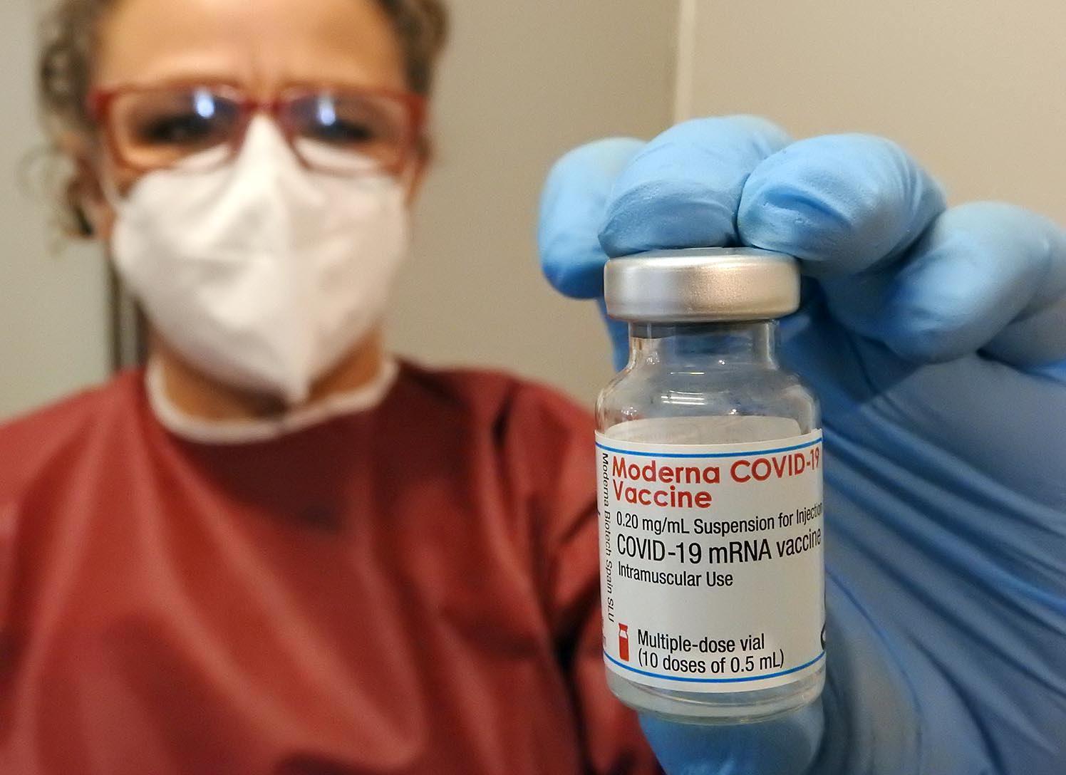 Vaccini, riaprono le pre-adesioni per i fragilissimi. Per gli over 80 si prenota anche col numero verde