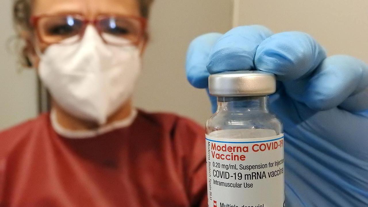 Vaccini, riaprono le pre-adesioni per i fragilissimi. Per gli over 80 si prenota anche col numero verde