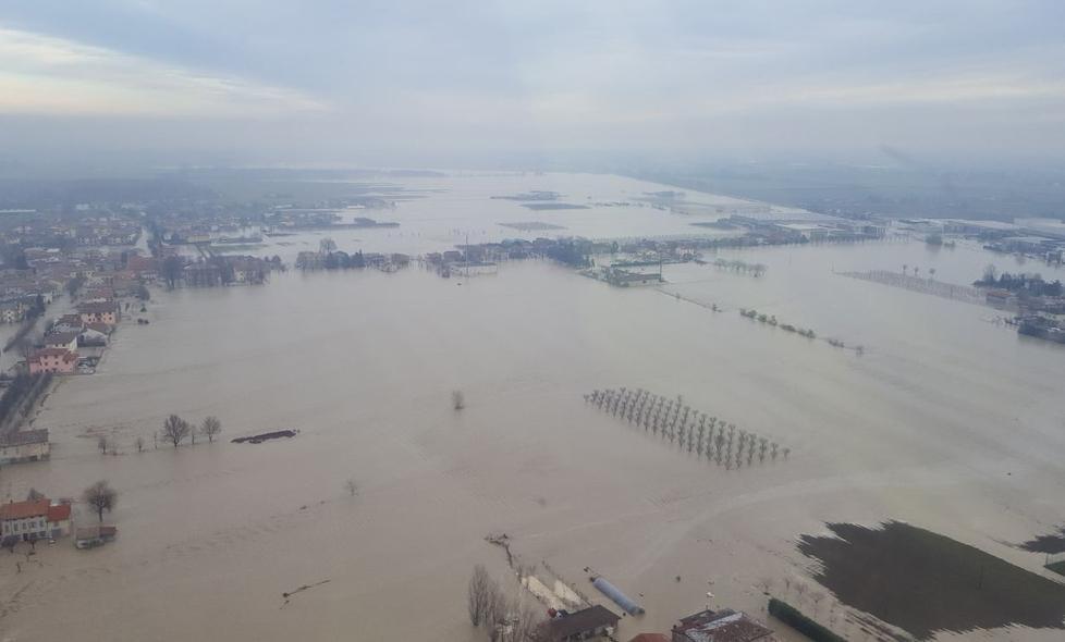 Nell’immagine aerea la frazione di Lentigione invasa dalle acque dell’Enza il 12 dicembre 2017