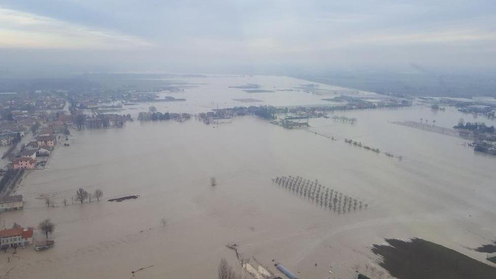 Nell’immagine aerea la frazione di Lentigione invasa dalle acque dell’Enza il 12 dicembre 2017