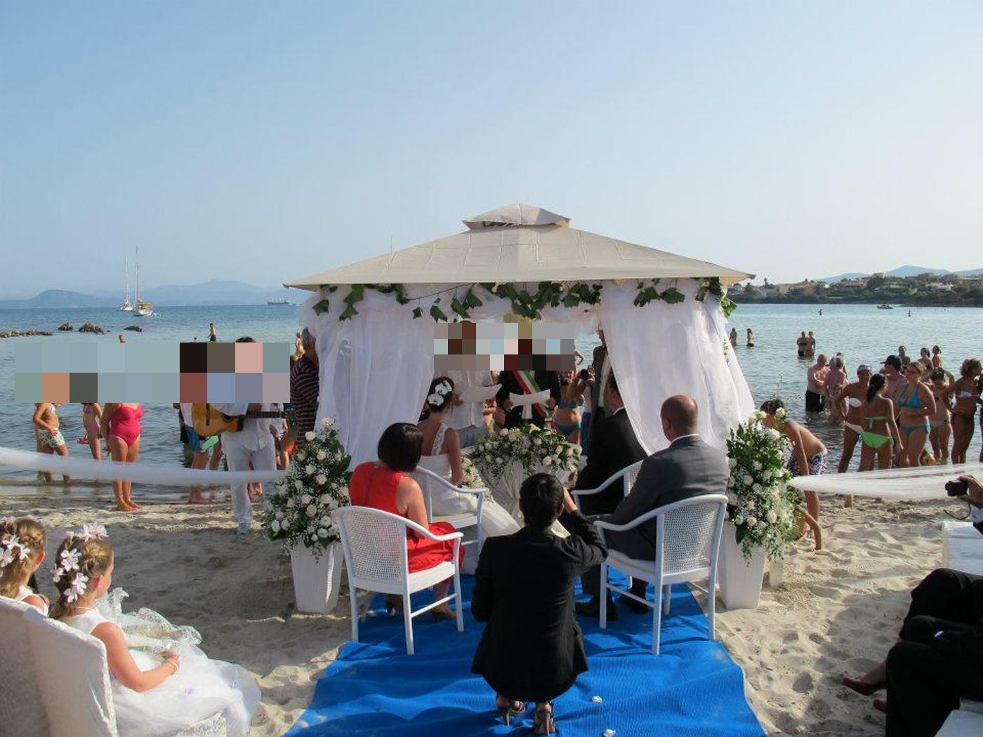 Matrimoni in spiaggia: Olbia dice sì, ma niente palloncini né altra plastica