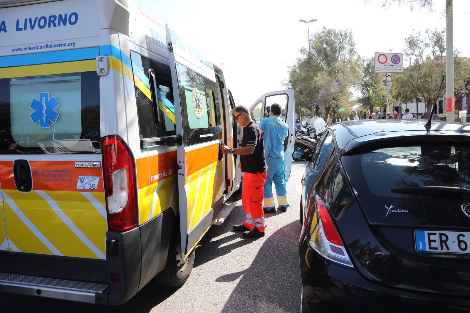 Un'ambulanza della Misericordia di via Verdi lungo viale Italia (foto d'archivio)