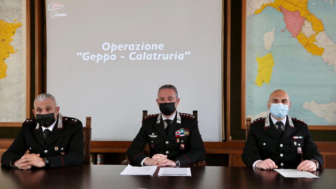 Da sinistra: il maggiore Michele Morelli, il colonnello Massimiliano Sole e il tenente colonnello Armando Ago (foto Marzi)
