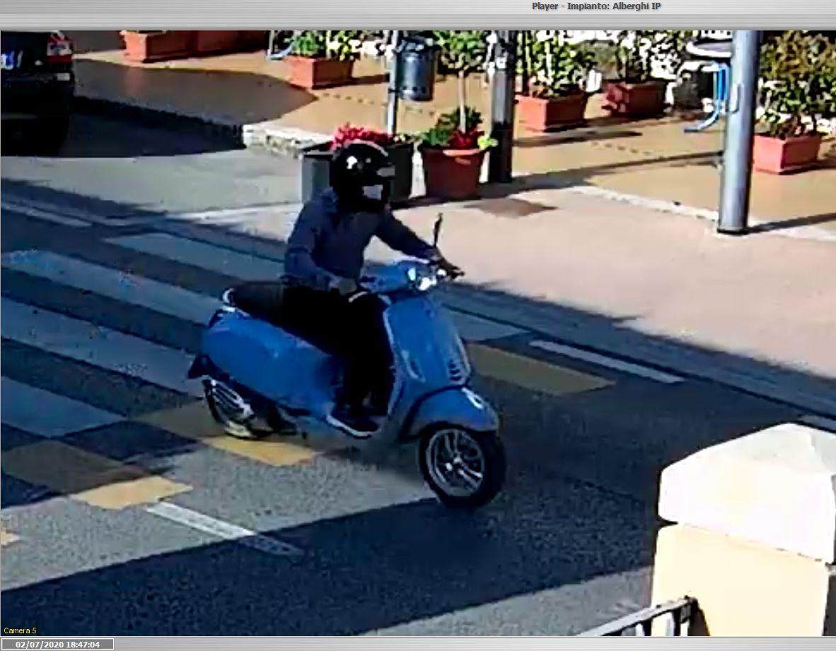 Il rapinatore in fuga sullo scooter rubato ripreso dalle videocamere