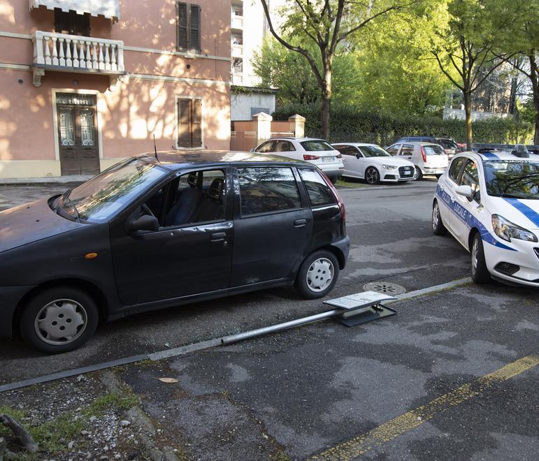 Modena Folle raid: tombini e cartelli contro le auto 