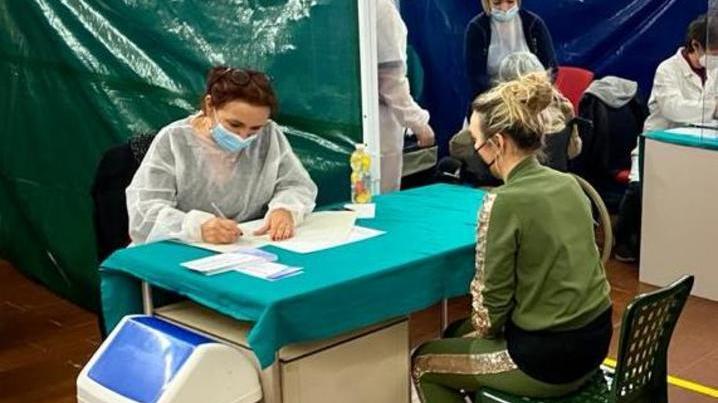 Riparte AstraZeneca con 120 vaccinazioni ma il vero sprint è per le dosi agli over 80