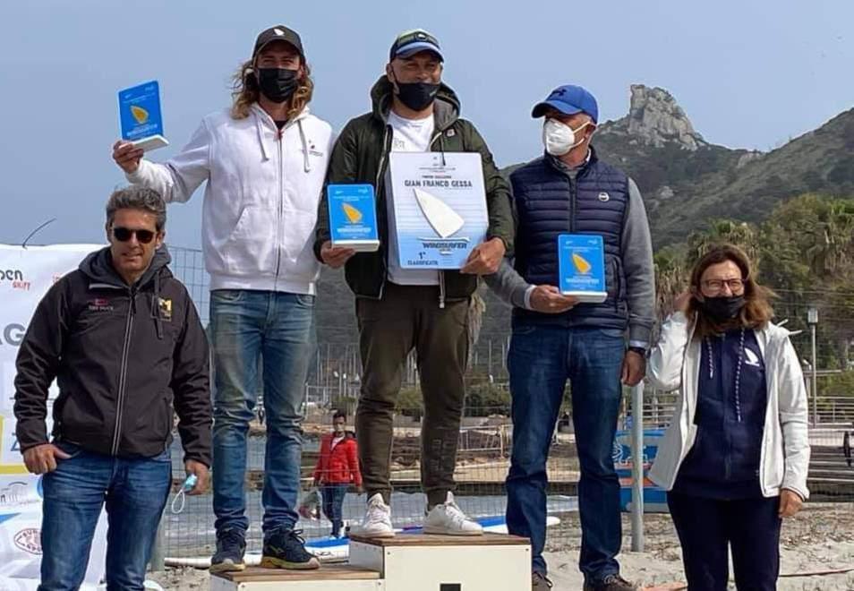 Torzoni sfrutta il gran vento e vince a Cagliari Terzo successo di fila nel circuito nazionale 
