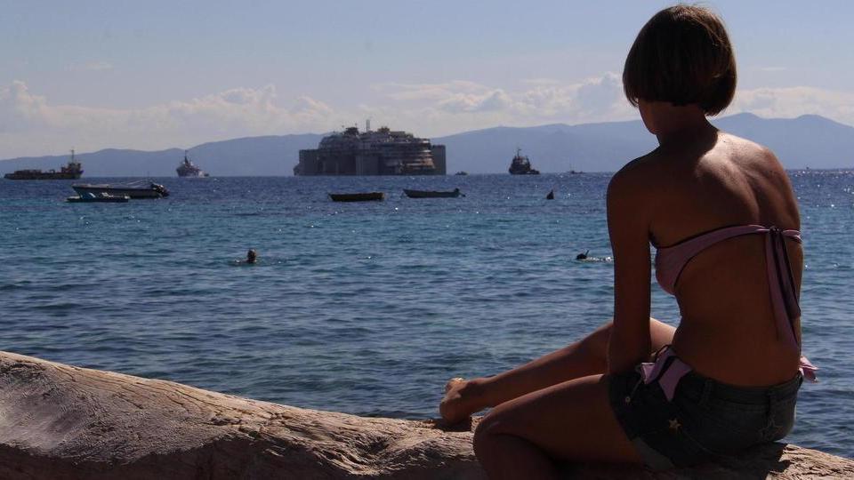Luglio 2014, addio relitto La Concordia lascia il Giglio
